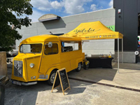 bedrukte  vouwtent naast foodtruck