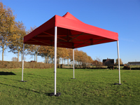 Dankzij de praktische plooistructuur zet u de tent in nog geen minuutje op