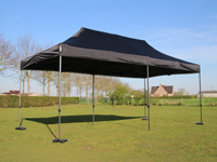 vouwtent 3x6 met mooi en intens zwart dakzeil. Let op de dakspanning! Mooi strak zoals het hoort.
