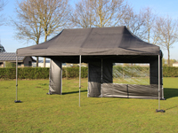 Alle zijwanden (6 stuks) worden bij uw tent geleverd. 4x raam, 1x deur en 1x blinde wand.