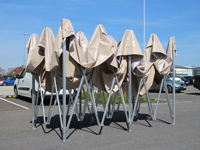vouwtent van 4x8 m met het frame half opengevouwen