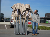 Het opgevouwen frame van een 4x4 en 4x8 plooitent meet 2,10 m